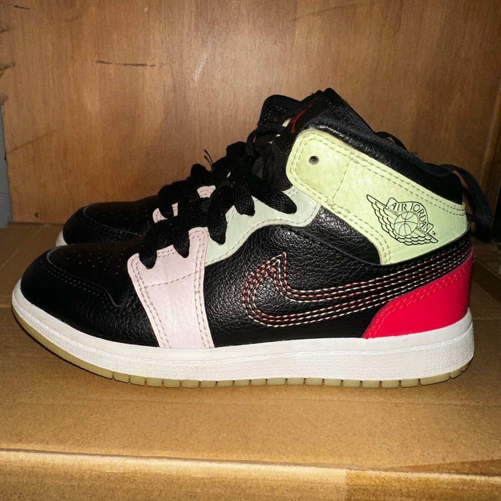 Youth Air Jordan 1 Mid “Glow in the dark”